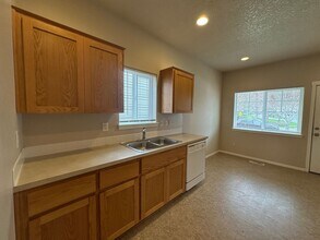 5832-5830 Glen Echo Ave in Gladstone, OR - Building Photo - Building Photo