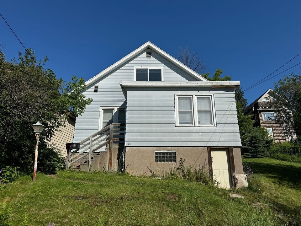 1318 E 11th St in Duluth, MN - Building Photo
