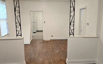 2046 W 69th Pl in Chicago, IL - Building Photo - Building Photo