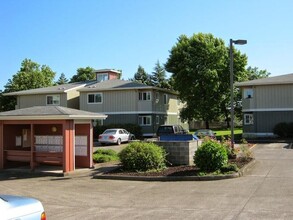 2411 S Second St in Lebanon, OR - Foto de edificio - Building Photo