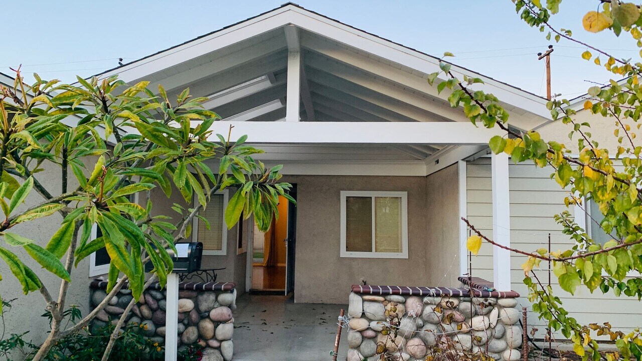 5701 Spa Dr in Huntington Beach, CA - Building Photo