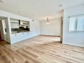 937 12th St, Unit 307 in Santa Monica, CA - Building Photo - Building Photo