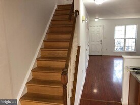 42994 Beachall St in Chantilly, VA - Building Photo