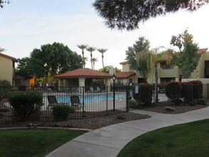 7008 E Gold Dust Ave, Unit 110 in Paradise Valley, AZ - Building Photo - Building Photo