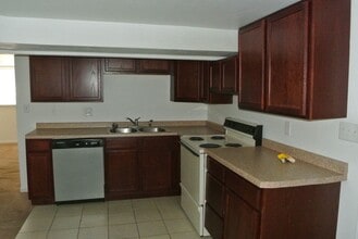 12 University Ave W in Minot, ND - Building Photo - Building Photo