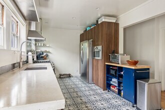 2818 S Holt Ave in Los Angeles, CA - Foto de edificio - Building Photo