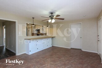 816 Russell Ln in Bedford, TX - Foto de edificio - Building Photo