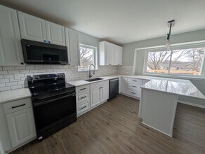 1637 E Sheridan Bridge Ln in Olathe, KS - Building Photo - Building Photo