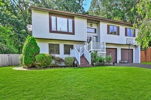 15 Newfoundland Ave in Huntington, NY - Building Photo