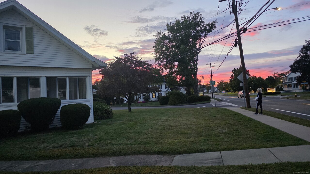 328 New London Turnpike in Glastonbury, CT - Building Photo