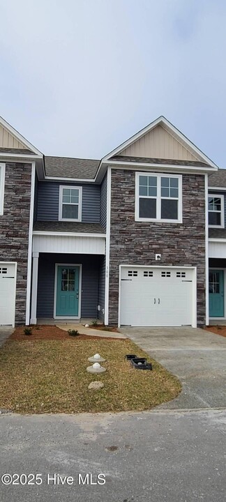 300 S Stingray Ln in Sneads Ferry, NC - Building Photo
