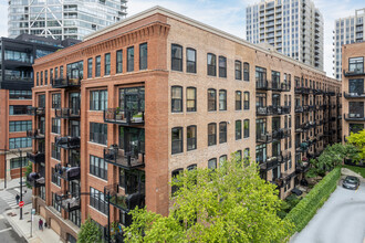 River North Commons in Chicago, IL - Building Photo - Building Photo