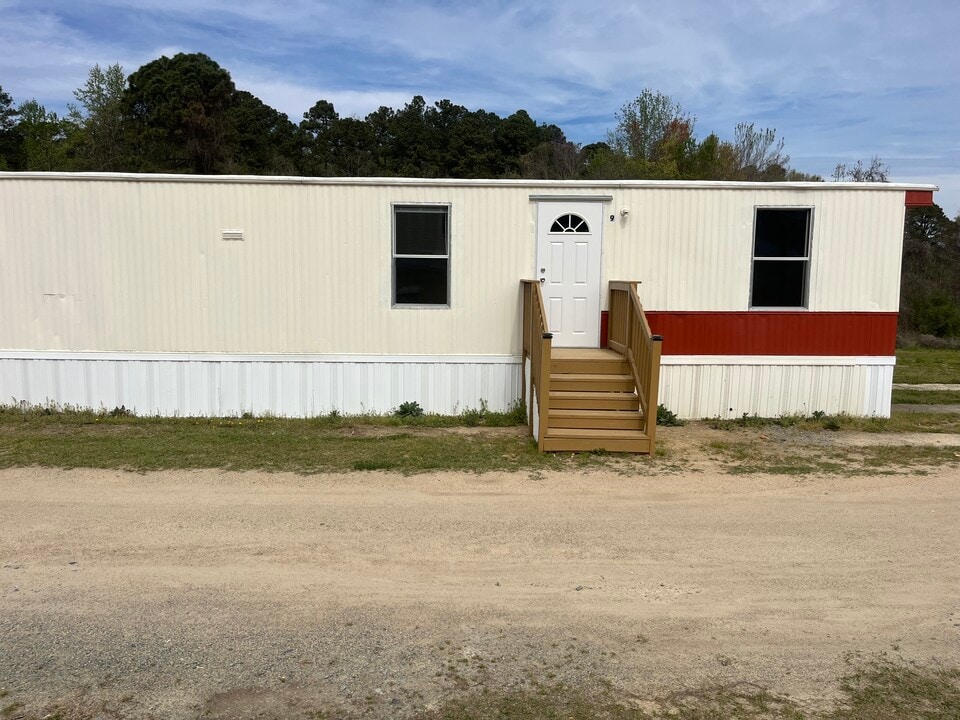 9 Barrett Ln in Lillington, NC - Building Photo