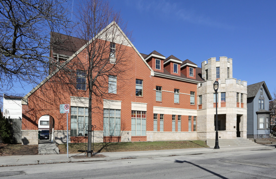 845 N 16th St in Milwaukee, WI - Building Photo