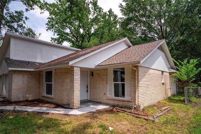 9214 Woodland Oaks Dr in Houston, TX - Building Photo - Building Photo