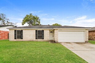 13515 Greywood Dr in Sugar Land, TX - Building Photo