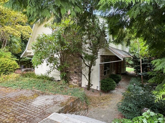 property at 9920 SE 40th St