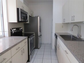 9165 Fontainebleau Blvd in Miami, FL - Building Photo - Building Photo