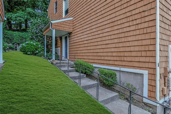 24 Herb Hill Rd in Glen Cove, NY - Building Photo - Building Photo