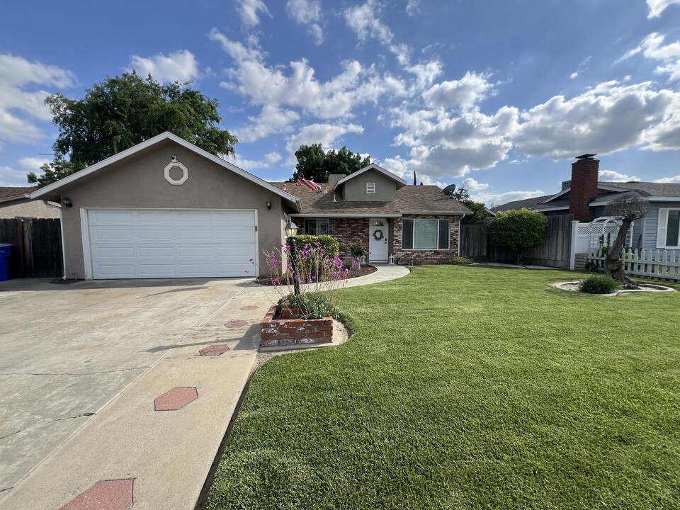 195 E Sherwood Dr in Hanford, CA - Building Photo