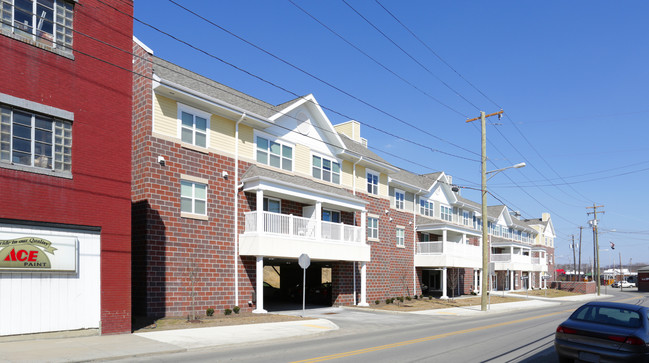 Scottdale Court in Scottdale, PA - Foto de edificio - Building Photo