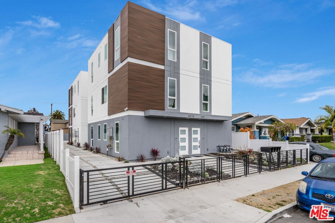 3987 Dalton Ave-Unit -4 in Los Angeles, CA - Building Photo