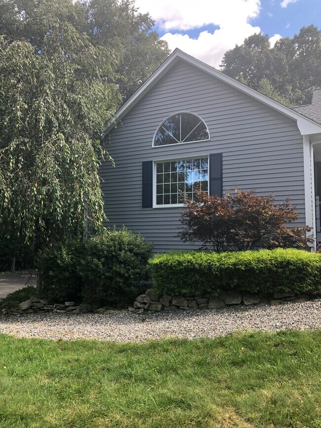 64 Grist Mill Rd Apartments and Nearby Monroe Apartments For Rent