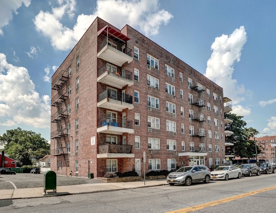 675 McLean Ave in Yonkers, NY - Building Photo