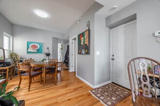 1647 N Francisco Ave, Unit 2 in Chicago, IL - Foto de edificio - Building Photo