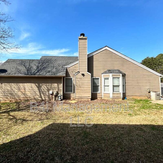 8028 Woodlake Dr in Riverdale, GA - Building Photo - Building Photo