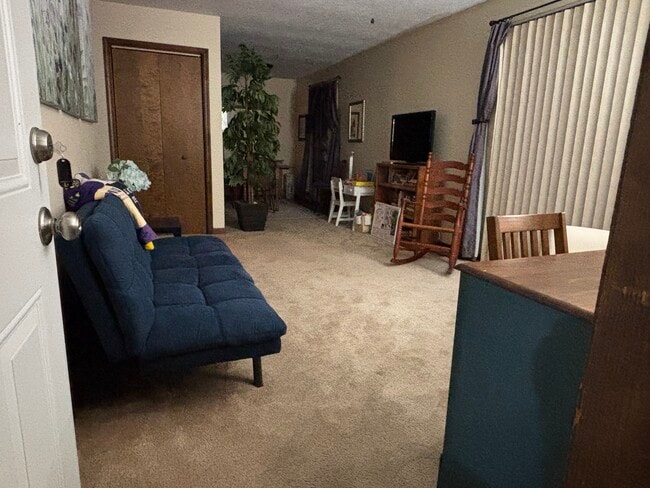 82 Rex Rd, Unit Apt A