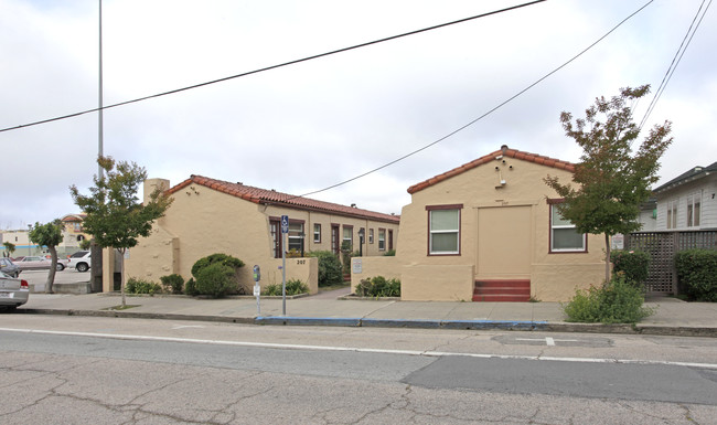 207 Riverside Ave in Santa Cruz, CA - Building Photo - Building Photo