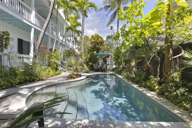 120 Angela St-Unit -Apt 202 in Key West, FL - Foto de edificio - Building Photo