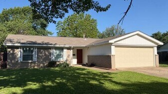 13515 Charcoal Ln in Farmers Branch, TX - Building Photo