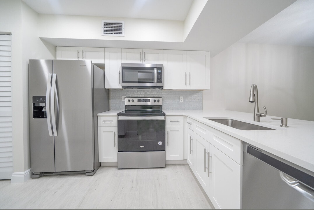 208 Brackenwood Terrace in Palm Beach Gardens, FL - Foto de edificio