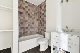 2226 Burgundy St in New Orleans, LA - Building Photo - Building Photo