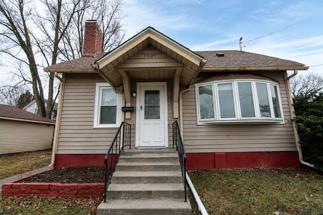 property at 1009 W 10th St
