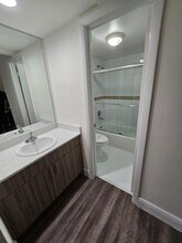 18335 NW 68th Ave, Unit 700-321A in Hialeah, FL - Building Photo - Building Photo
