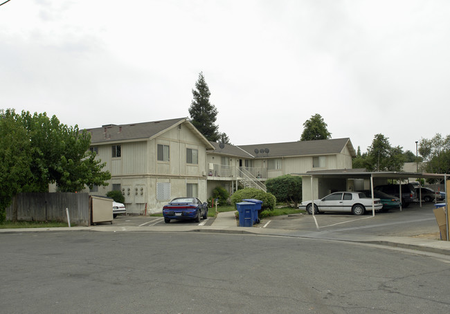 447 W Carob Ave in Reedley, CA - Building Photo - Building Photo