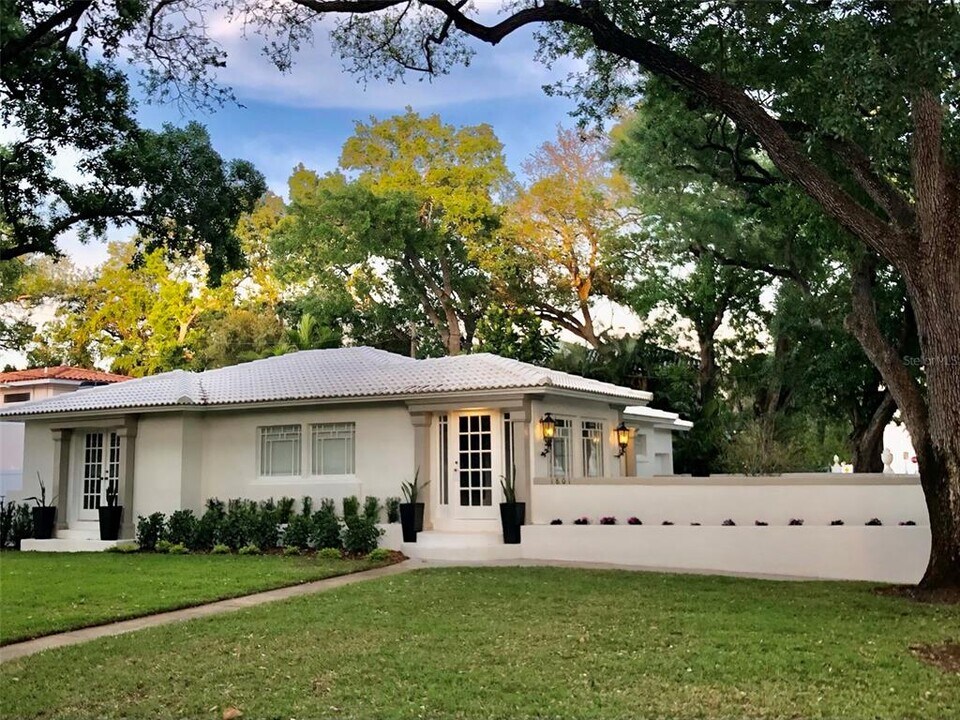 1801 Beach Dr NE in St. Petersburg, FL - Building Photo