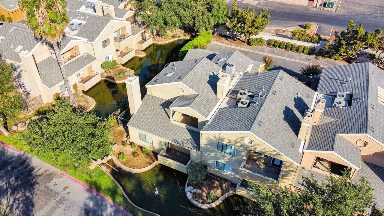 7675 N 1st St, Unit 136 in Fresno, CA - Foto de edificio