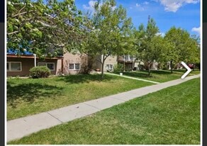 5137-5149 49 Ave in Vegreville, AB - Building Photo