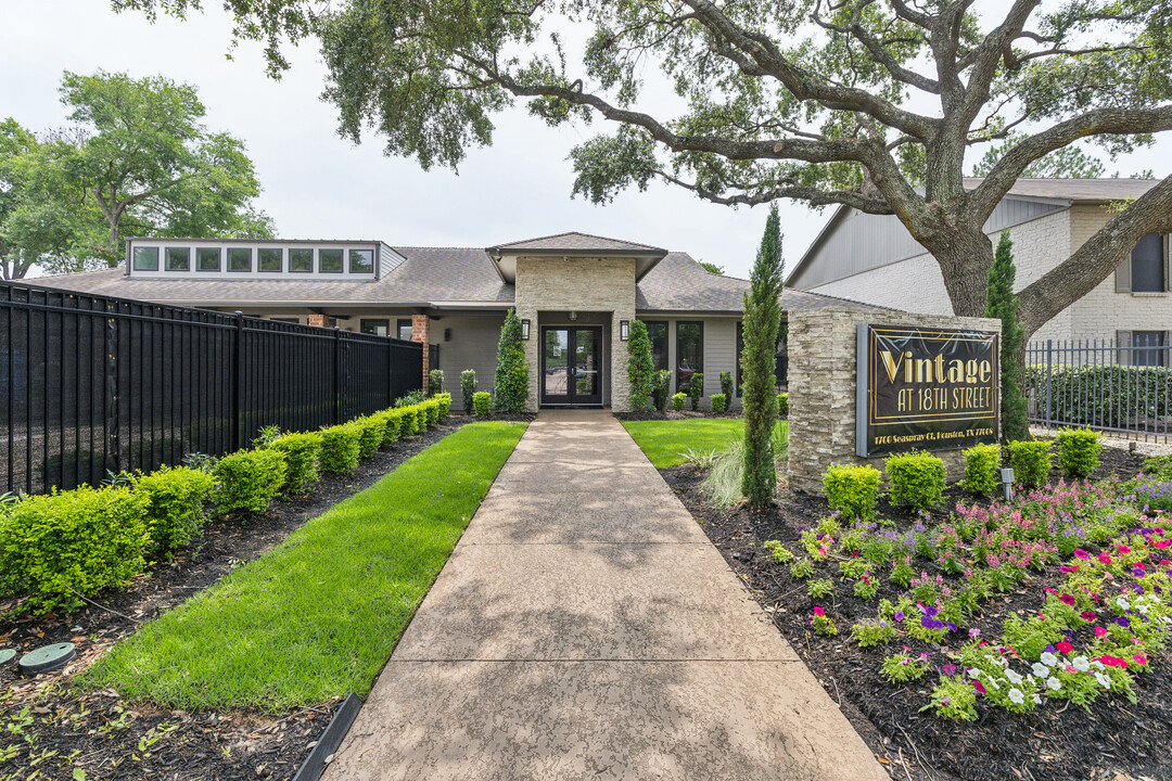 Vintage at 18th Street in Houston, TX - Building Photo