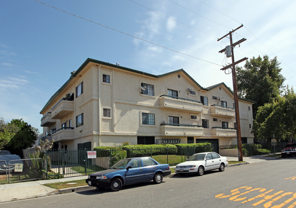 7007 Vassar Ave in Canoga Park, CA - Building Photo