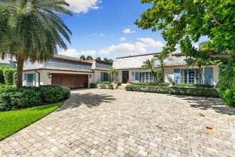 1060 Galleon Dr in Naples, FL - Foto de edificio - Building Photo