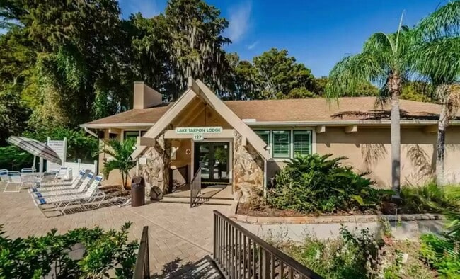 1223 Queen Anne Dr in Palm Harbor, FL - Foto de edificio - Building Photo