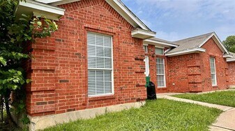 520 Strata Dr in Denton, TX - Building Photo
