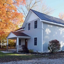 202 Oak St in Linden, MI - Foto de edificio - Building Photo