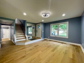 30W170 Cynthia Ct in Warrenville, IL - Building Photo