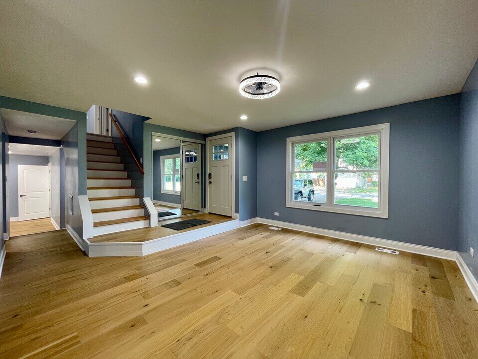30W170 Cynthia Ct in Warrenville, IL - Building Photo